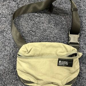 Lululemon belt bag never used beautiful olive green colour